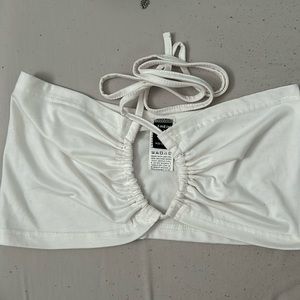 It’s like new, size S it’s white